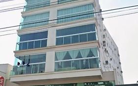 Ap novo e climatizado no centro com ótima localização na avenida principal